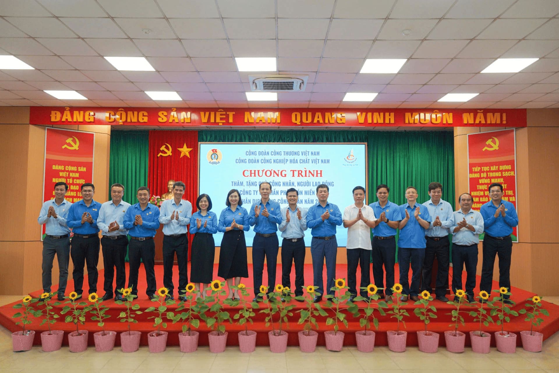 Trao 45 suất quà cho người lao động Phân bón Miền Nam nhân Tháng Công nhân