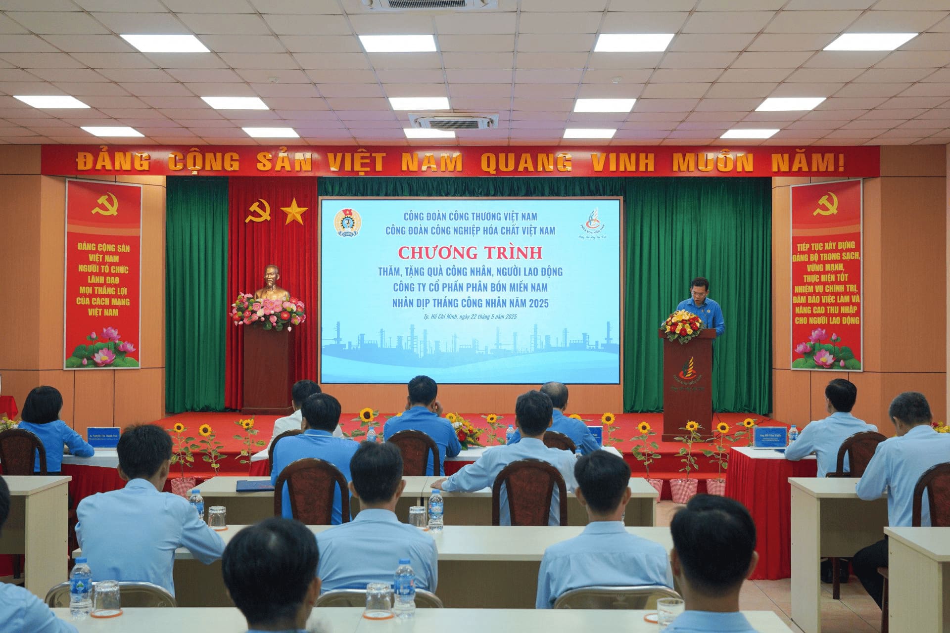 Trao 45 suất quà cho người lao động Phân bón Miền Nam nhân Tháng Công nhân