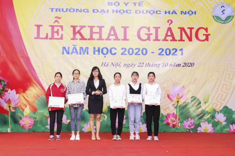 Nam Dược trao học bổng cho Sinh viên tiêu biểu tại Đại học Dược Hà Nội