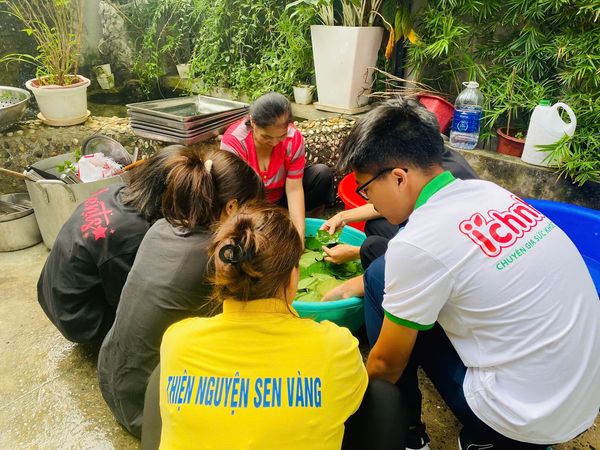 QUỸ ÍCH NHI – NÂNG ƯỚC MƠ XANH TIẾP TỤC TRAO HÀNG TRĂM SUẤT CƠM, CHÁO 0 ĐỒNG TẠI BỆNH VIỆN NHI TRUNG ƯƠNG: TÌNH NGƯỜI CÒN MÃI