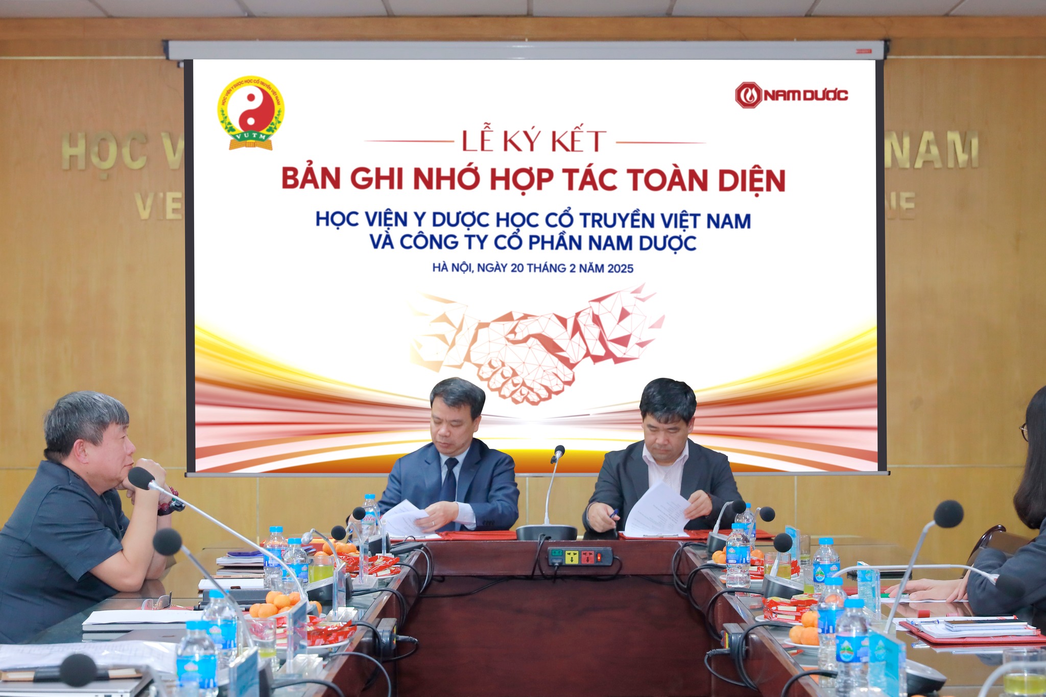 NAM DƯỢC KÝ KẾT BẢN GHI NHỚ HỢP TÁC TOÀN DIỆN VỚI HỌC VIỆN Y DƯỢC HỌC CỔ TRUYỀN VIỆT NAM