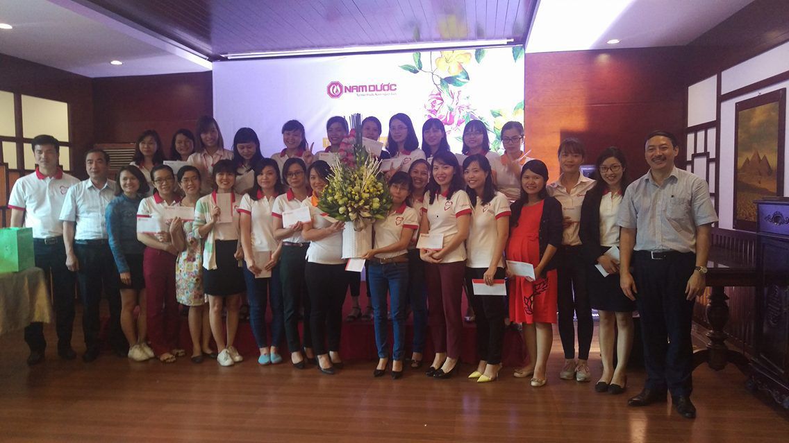 Ban Lãnh đạo Công ty tặng hoa chúc mừng 20/10