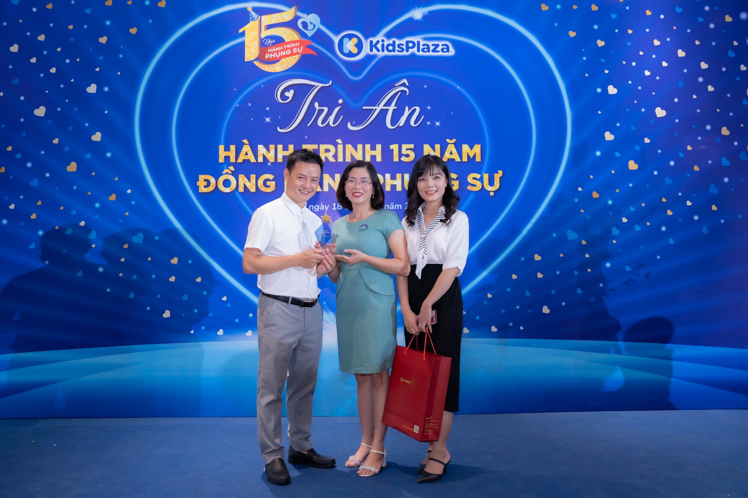NAM DƯỢC CHÚC MỪNG 15 NĂM THÀNH LẬP KIDSPLAZA VÀ NHẬN KỶ NIỆM CHƯƠNG TRI ÂN ĐỐI TÁC DANH DỰ