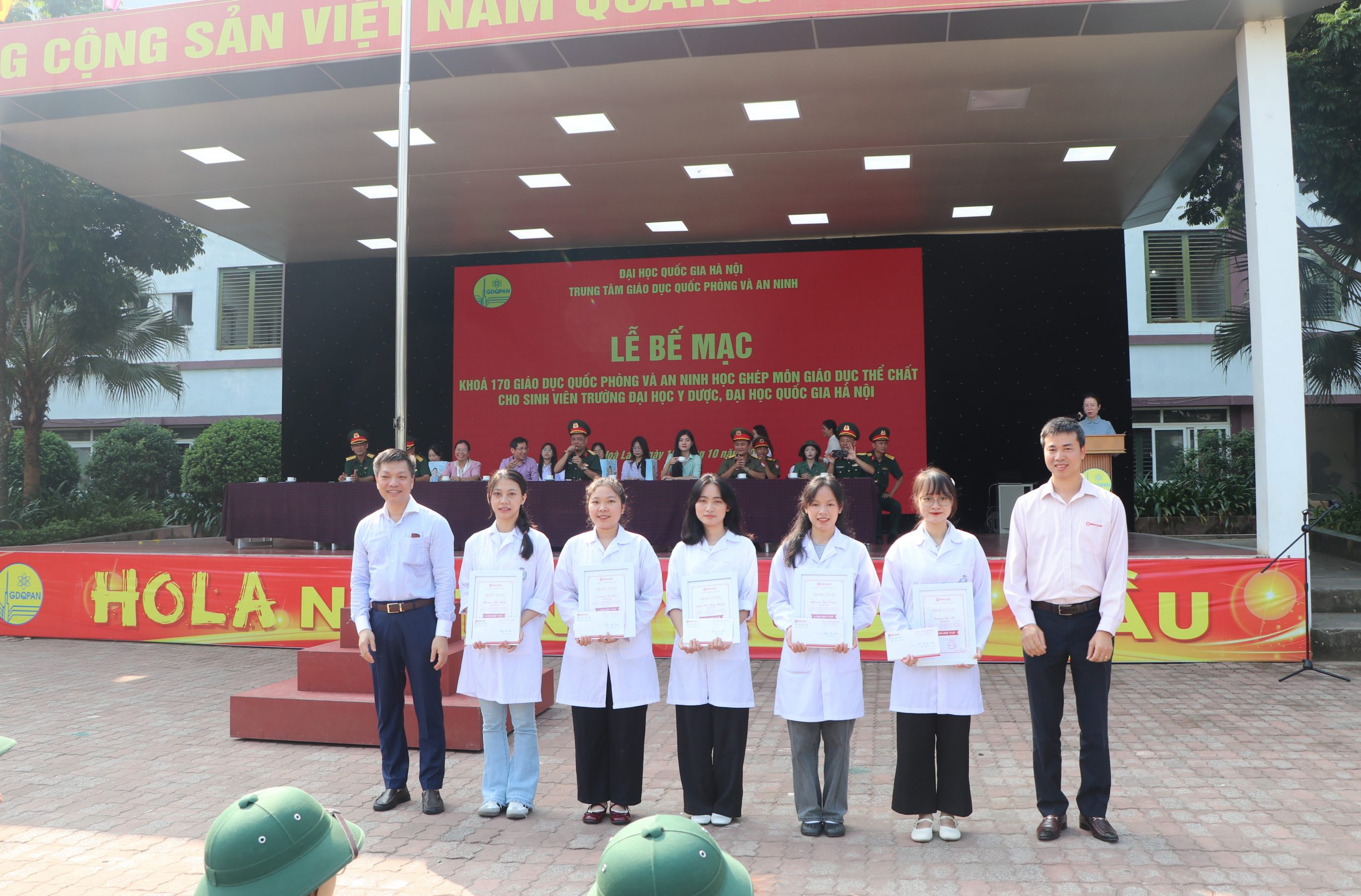 NAM DƯỢC TIẾP TỤC TRAO TẶNG HỌC BỔNG CHO SINH VIÊN CÁC TRƯỜNG ĐẠI HỌC Y DƯỢC