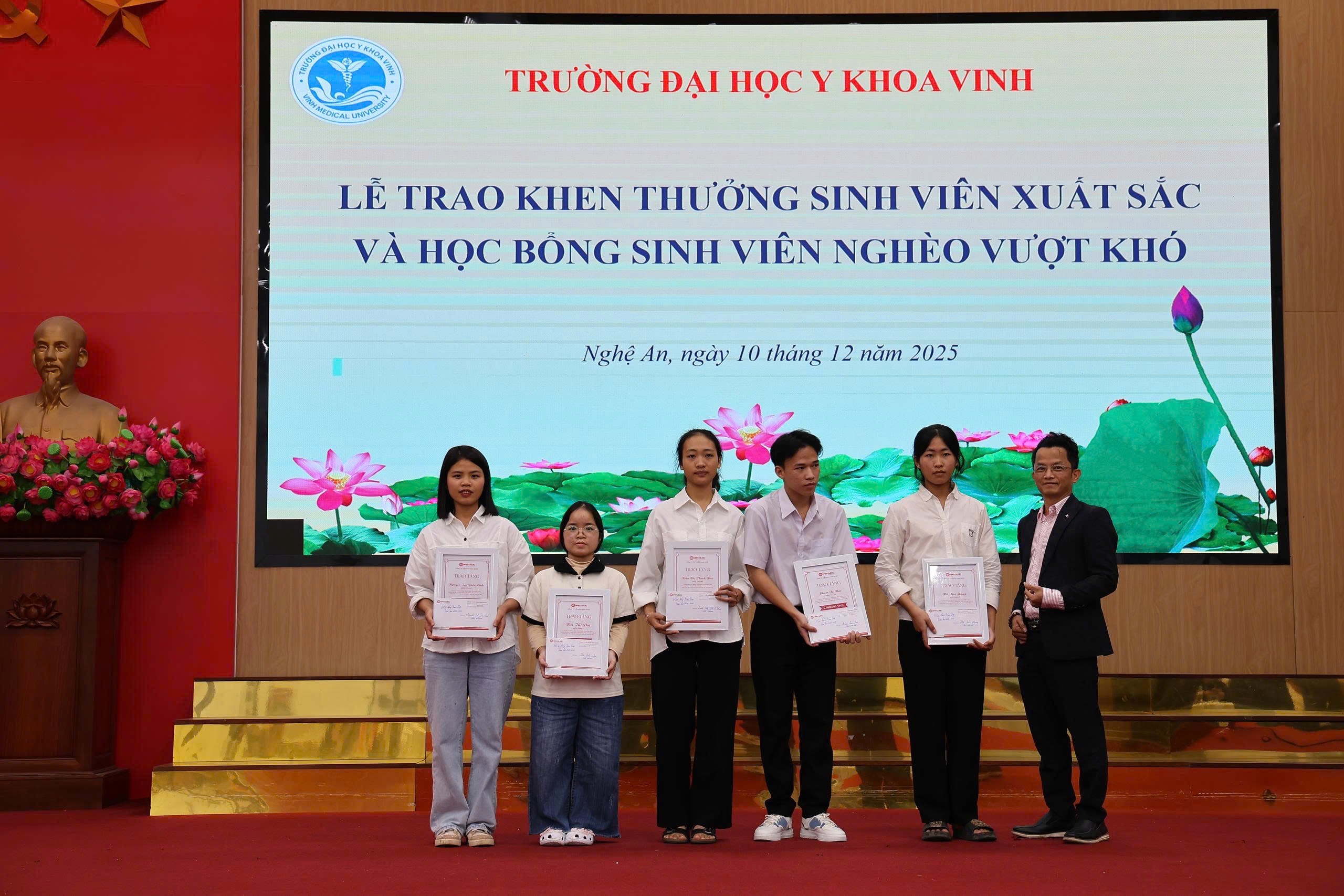 NAM DƯỢC TIẾP TỤC TRAO HỌC BỔNG CHO SINH VIÊN DƯỢC TRƯỜNG ĐẠI HỌC Y KHOA VINH