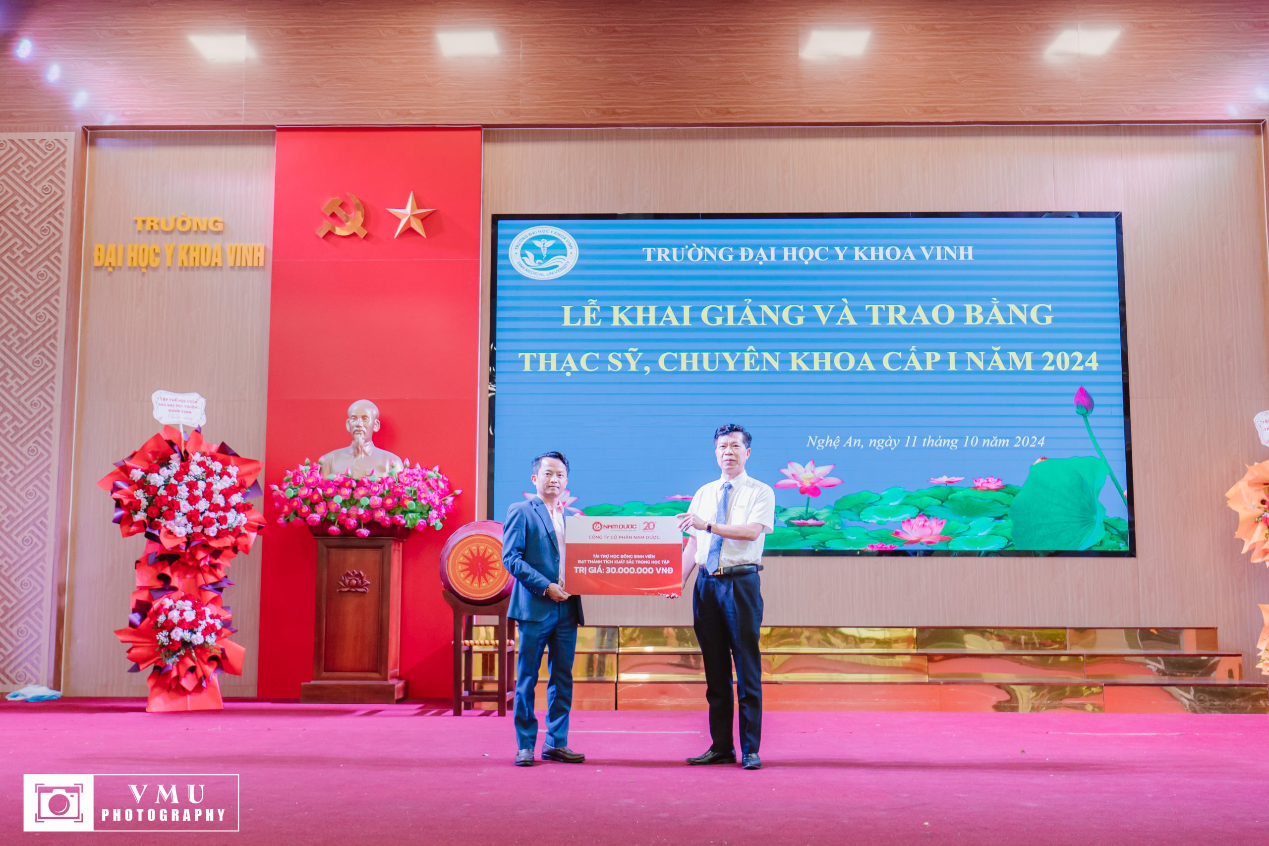 NAM DƯỢC TRAO HỌC BỔNG CHO SINH VIÊN ĐẠI HỌC Y KHOA VINH