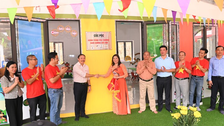 Tổng Giám đốc Hoàng Minh Châu bàn giao điểm trường cho cô và trò Cốc Pộc (Lạng Sơn) tháng 9/2023.