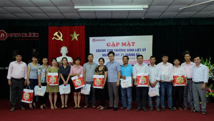 Tặng quà CBCNV con thương binh-liệt sỹ nhân ngày 27/7.
