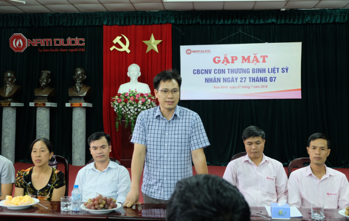 Ông Phạm Văn Đông, Giám đốc nhà máy hỏi thăm con em các gia đình thương binh-liệt sỹ.