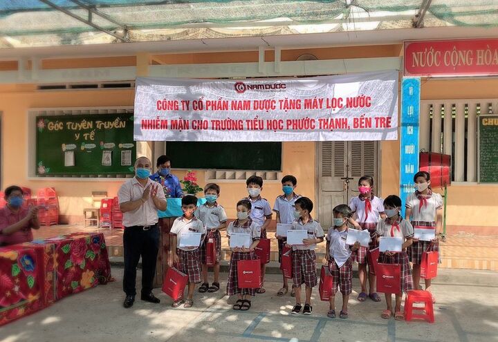 Nam Dược tặng máy lọc nước nhiễm mặn và các phần quà cho Tiểu học Phước Thạnh (Bến Tre).