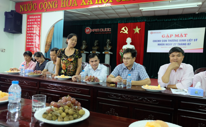 Cô Ngô Thị Thuần, đại diện con thương binh liệt sỹ cảm ơn sự quan tâm của Ban lãnh đạo công ty.