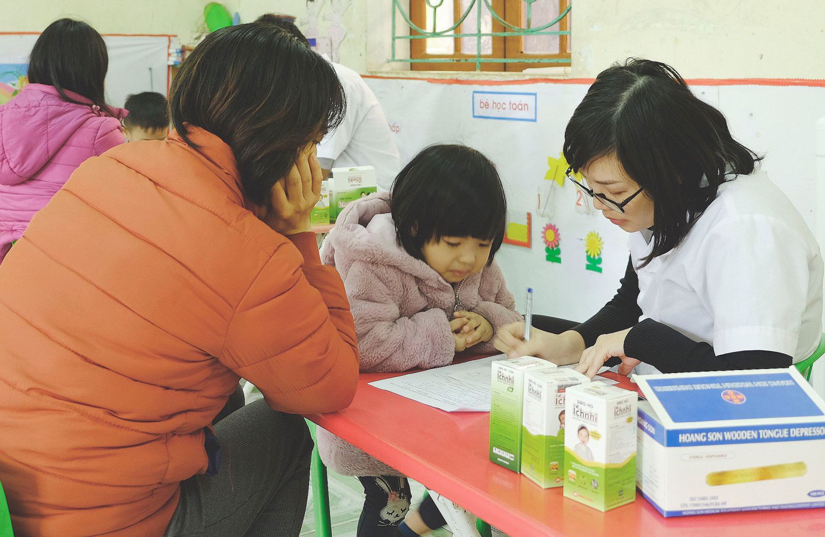 Nam Dược đồng hành cùng đoàn bác sĩ khám thiện nguyện cho trẻ tại Thái Bình