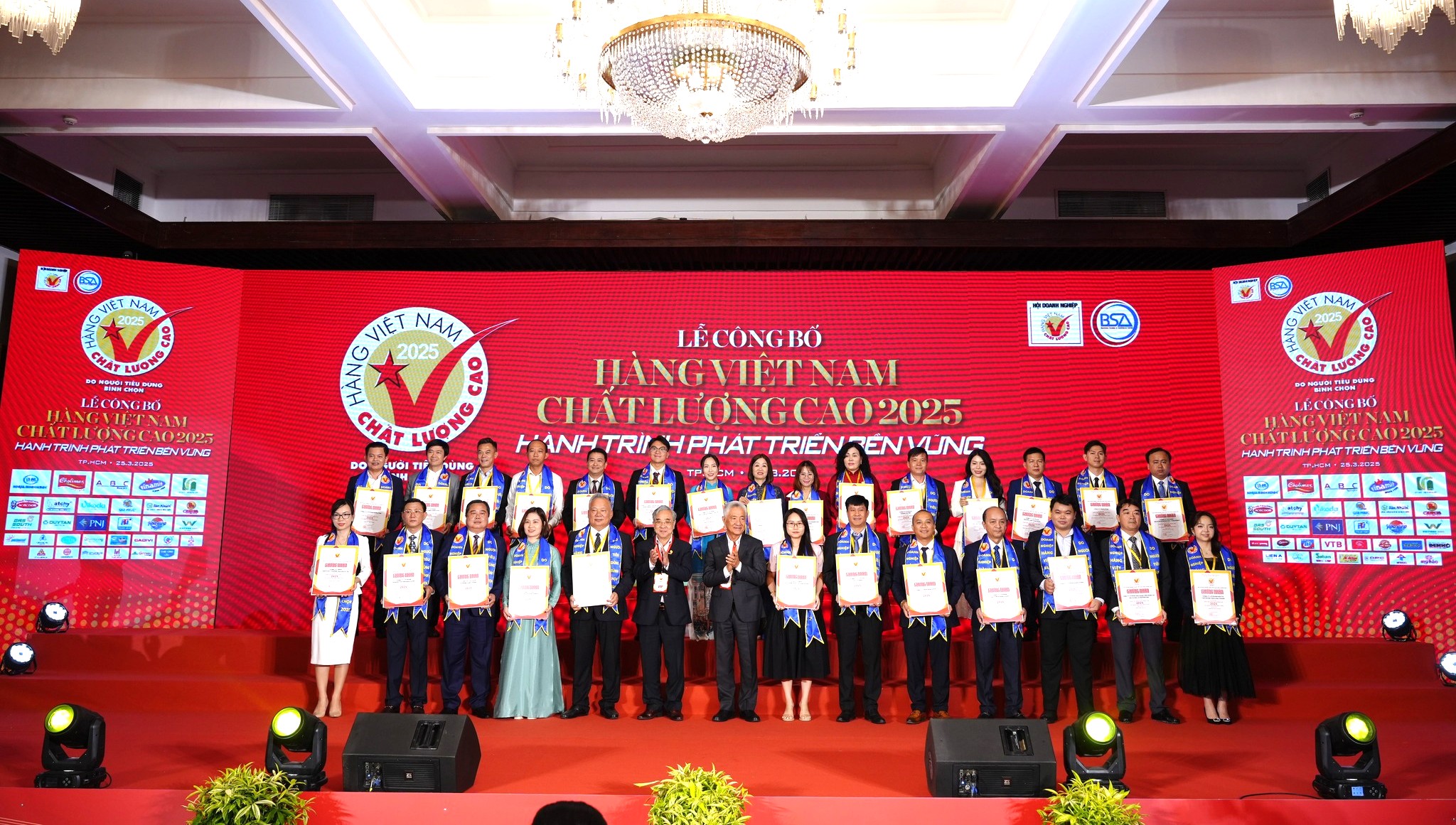 CHÚC MỪNG NAM DƯỢC XUẤT SẮC LỌT TOP DOANH NGHIỆP ĐẠT CHỨNG NHẬN HÀNG VIỆT NAM CHẤT LƯỢNG CAO NĂM 2025