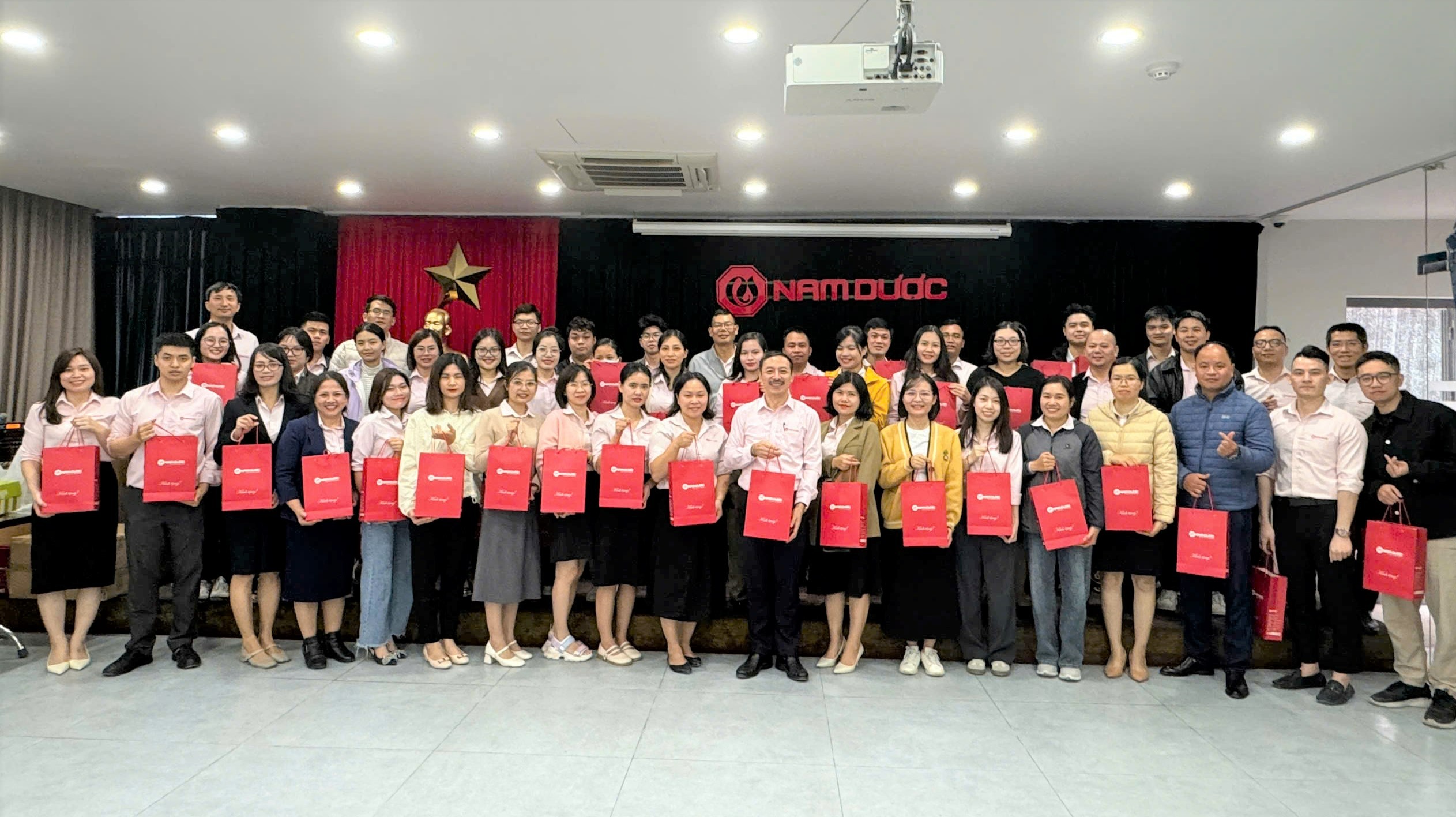 ĐÔNG VỀ ẤM ÁP CÙNG BỘ SẢN PHẨM CHĂM SÓC SỨC KHỎE CHO CBNV NAM DƯỢC!