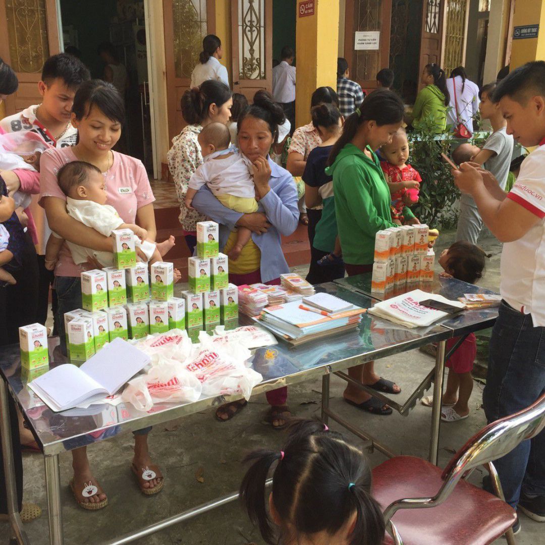 Ích Nhi tặng quà cho trẻ em xã Yên Trung, Nam Định trong ngày tiêm chủng tháng 6