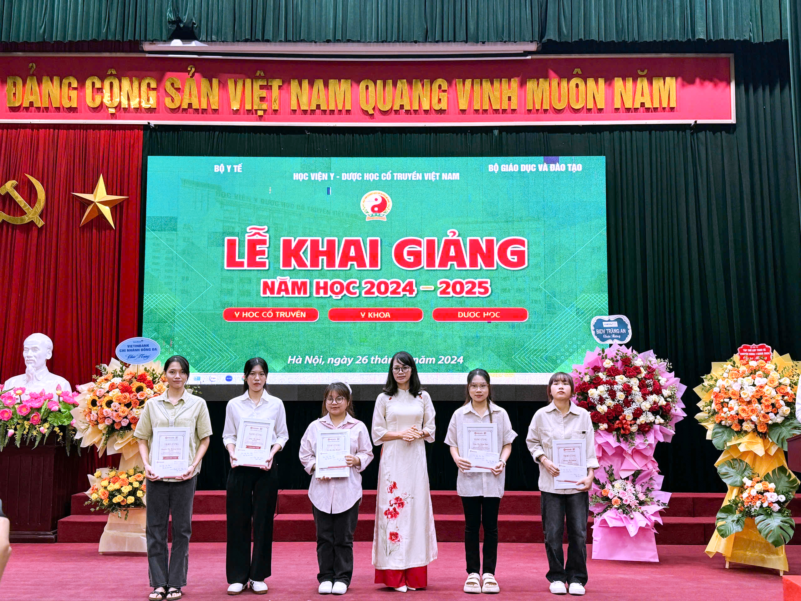 NAM DƯỢC TRAO HỌC BỔNG CHO SINH VIÊN HỌC VIỆN Y DƯỢC HỌC CỔ TRUYỀN VIỆT NAM