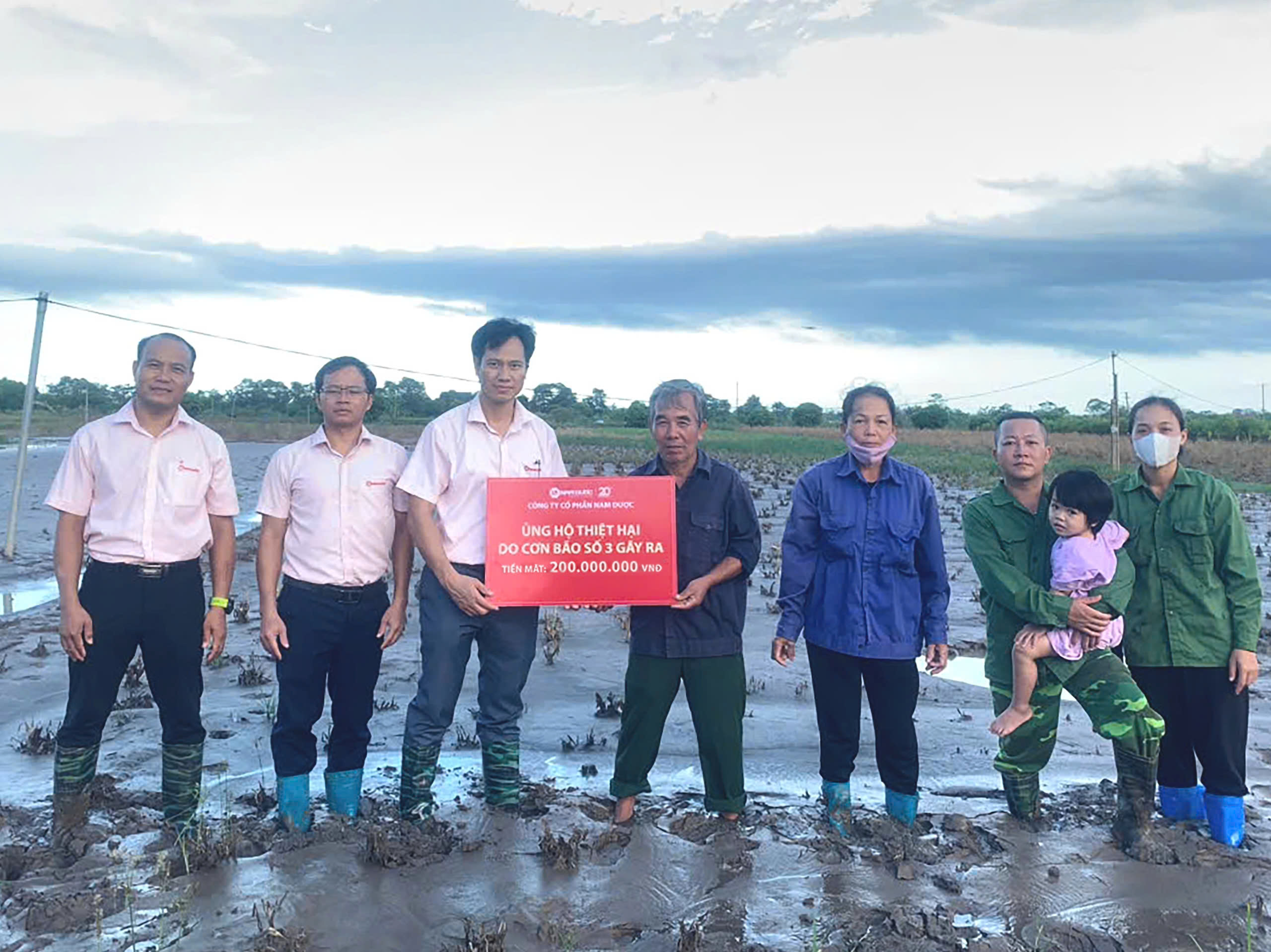NAM DƯỢC HỖ TRỢ 200 TRIỆU ĐỒNG TIỀN MẶT, CÙNG NÔNG DÂN VÙNG TRỒNG DƯỢC LIỆU KHẮC PHỤC HẬU QUẢ SAU BÃO SỐ 3