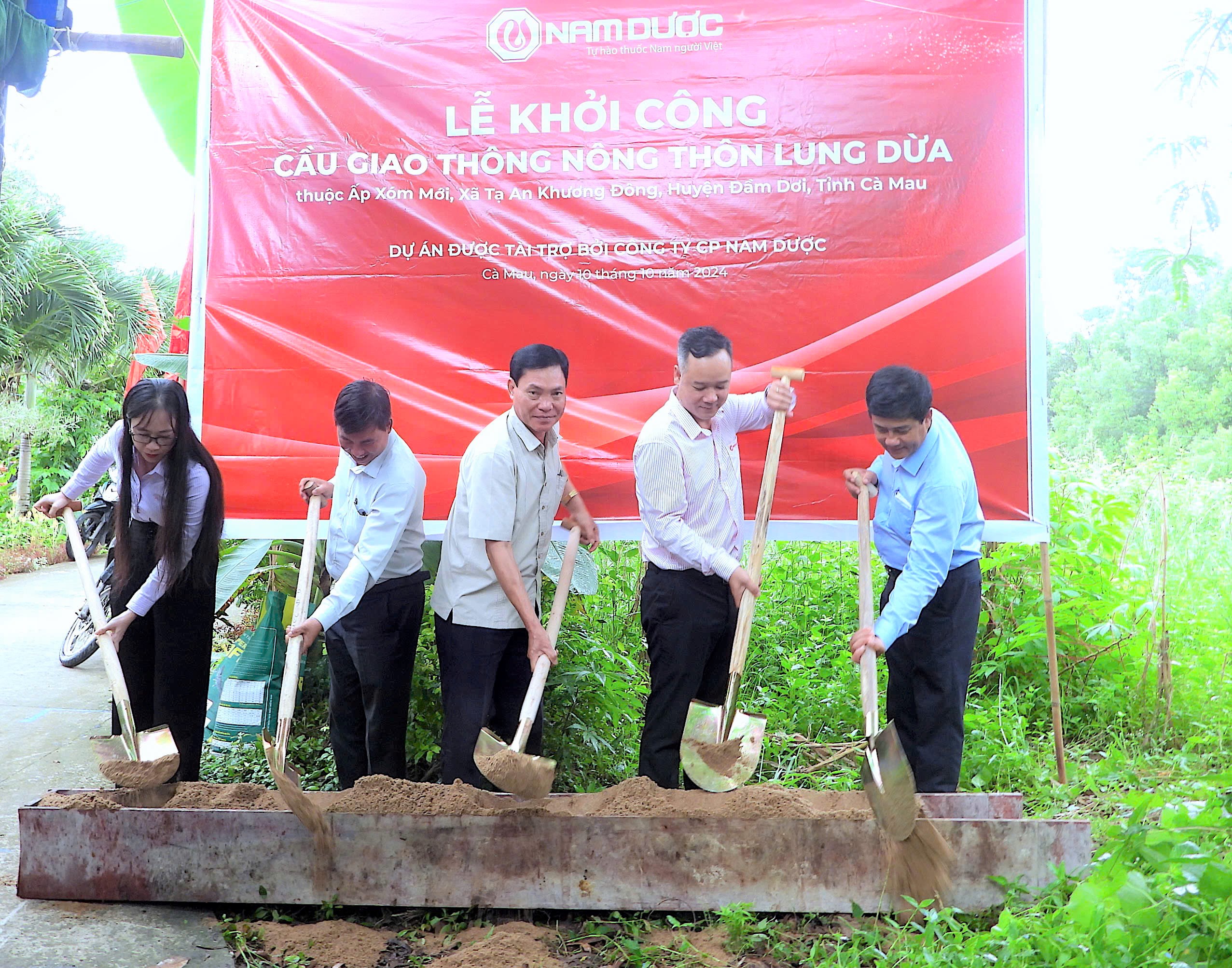 NAM DƯỢC CHUNG TAY XÂY DỰNG CẦU BÊ TÔNG KIÊN CỐ, NỐI NHỮNG BỜ VUI CHO BÀ CON ẤP XÓM MỚI (HUYỆN ĐẦM DƠI, TỈNH CÀ MAU)