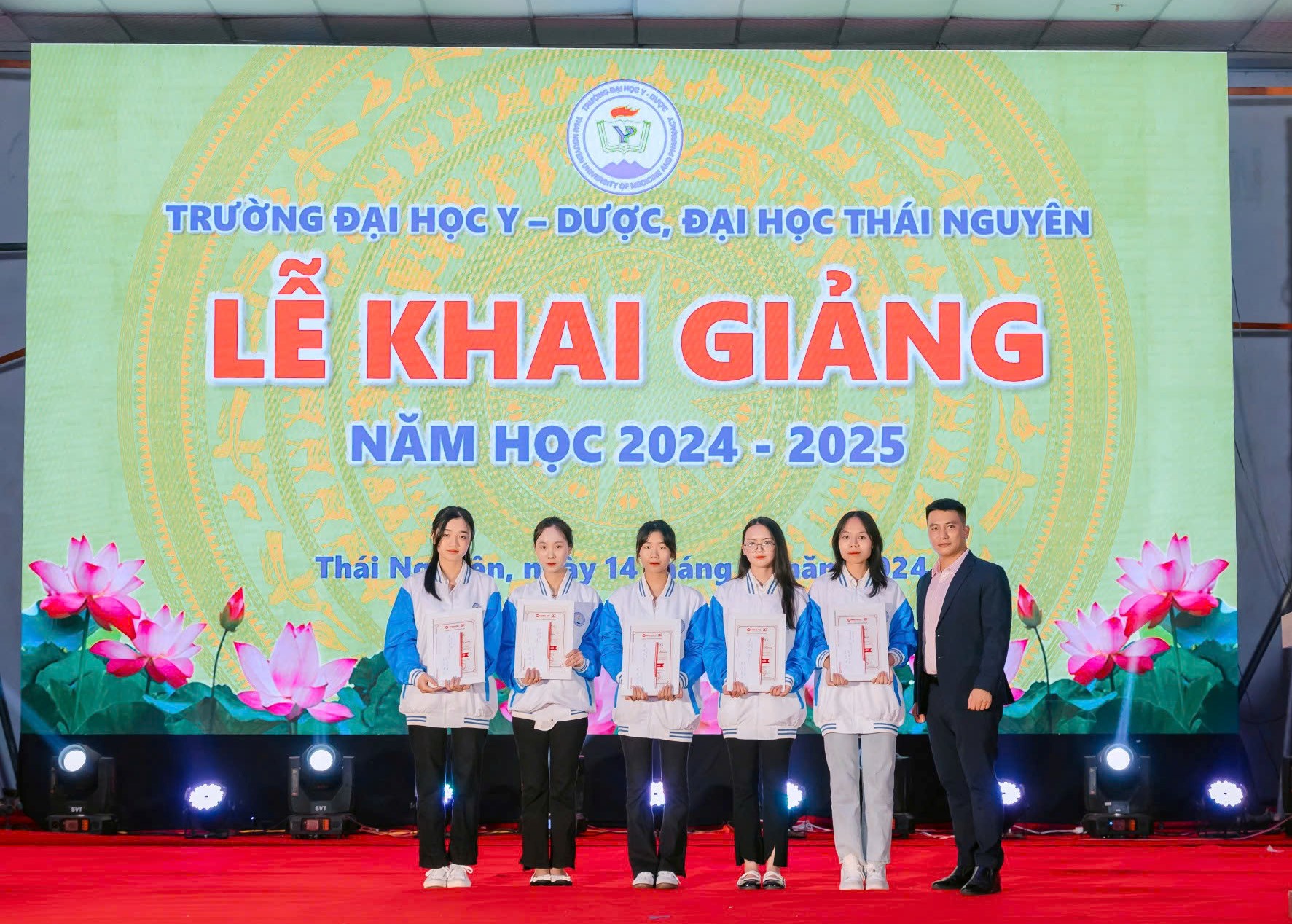 SINH VIÊN TRƯỜNG ĐẠI HỌC Y – DƯỢC, ĐẠI HỌC THÁI NGUYÊN NHẬN HỌC BỔNG NAM DƯỢC TRONG NGÀY KHAI GIẢNG