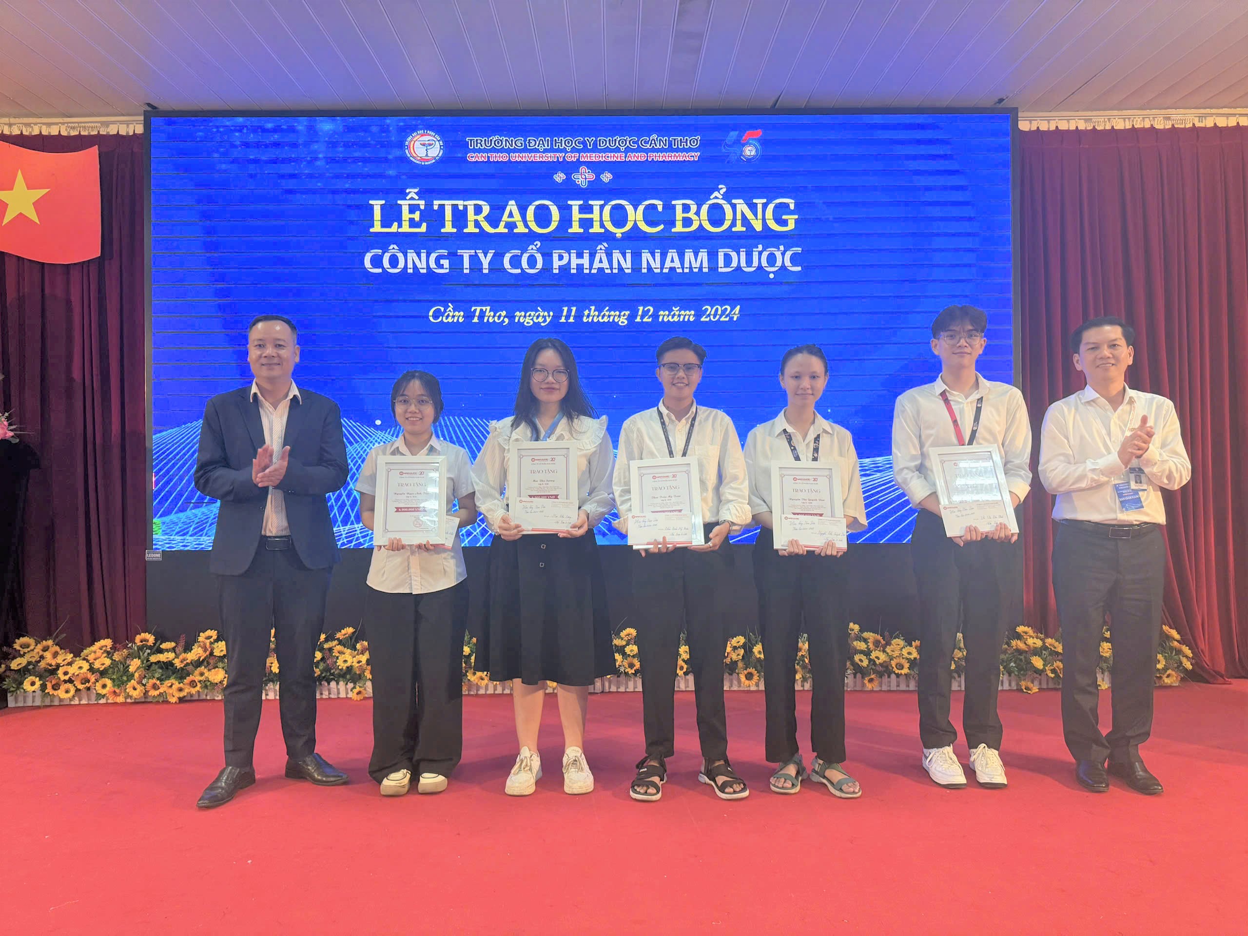 NAM DƯỢC TRAO HỌC BỔNG CHO SINH VIÊN TRƯỜNG ĐẠI HỌC Y DƯỢC CẦN THƠ