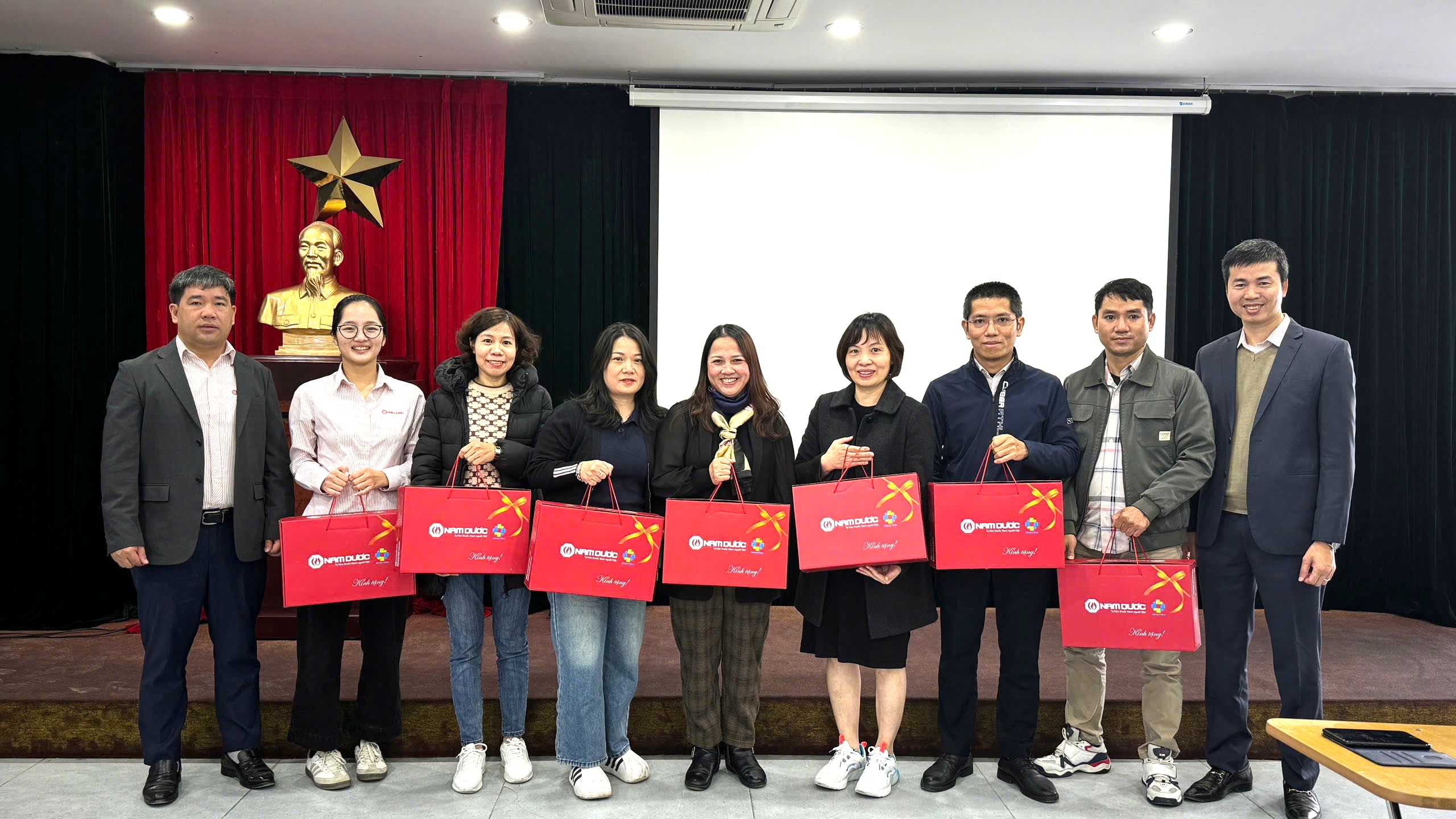 TEAMBUILDING THÁNG 1: LẤY KHÁCH HÀNG LÀM TRUNG TÂM, HƯỚNG TỚI THÀNH CÔNG BỀN VỮNG