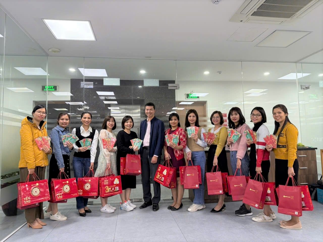 QUÀ TẾT TRAO TAY – NAM DƯỢC ĐÓN XUÂN ẤT TỴ NHIỀU THẮNG LỢI MỚI!