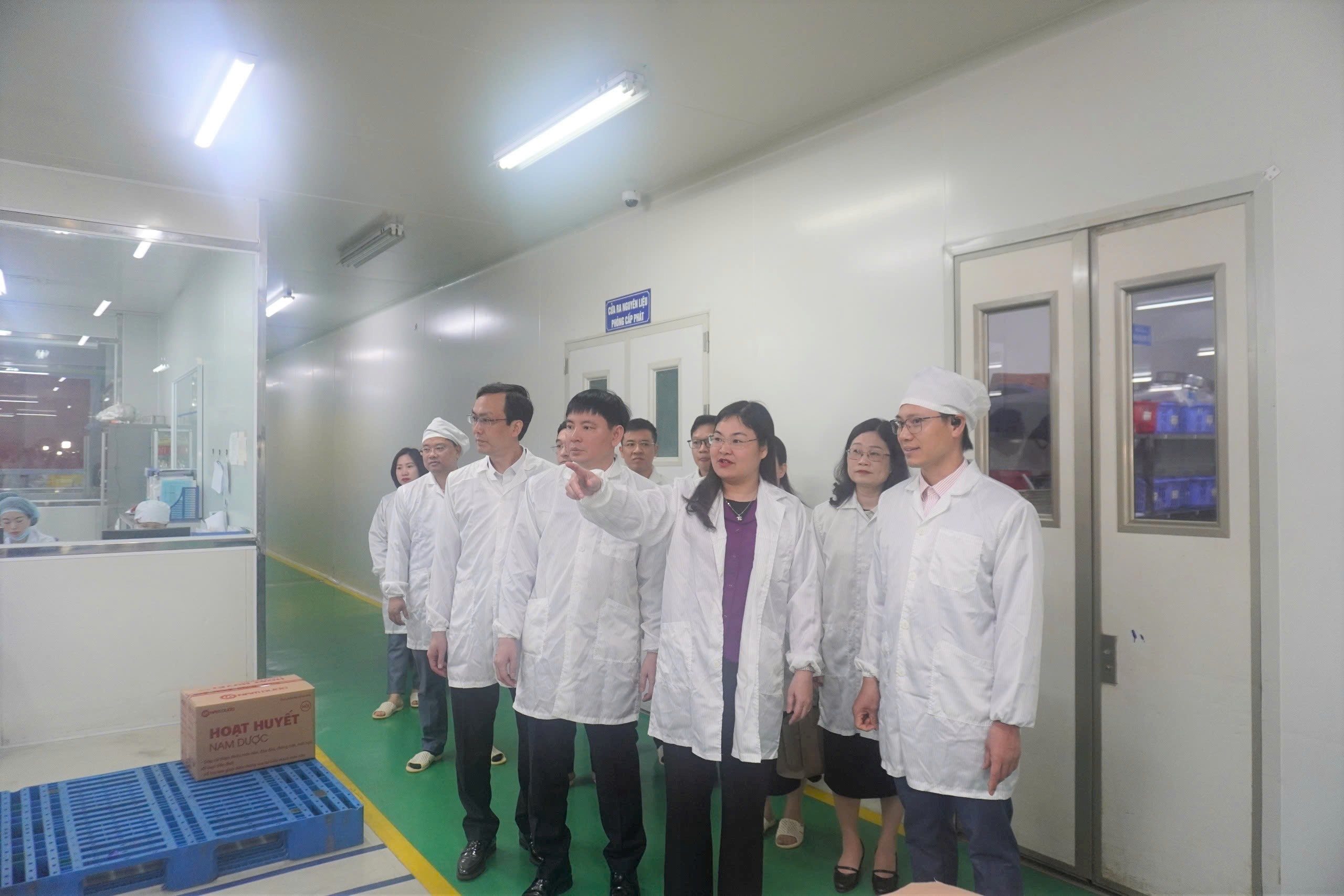 PHÓ CHỦ TỊCH UBND TỈNH NAM ĐỊNH CHÚC XUÂN VÀ DỰ LỄ KHAI MỞ CA MÁY ĐẦU NĂM TẠI NHÀ MÁY SẢN XUẤT NAM DƯỢC