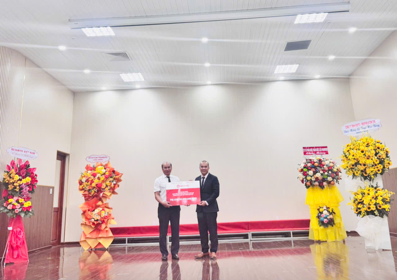 NAM DƯỢC TRAO HỌC BỔNG CHO SINH VIÊN ĐẠI HỌC Y DƯỢC TP. HỒ CHÍ MINH