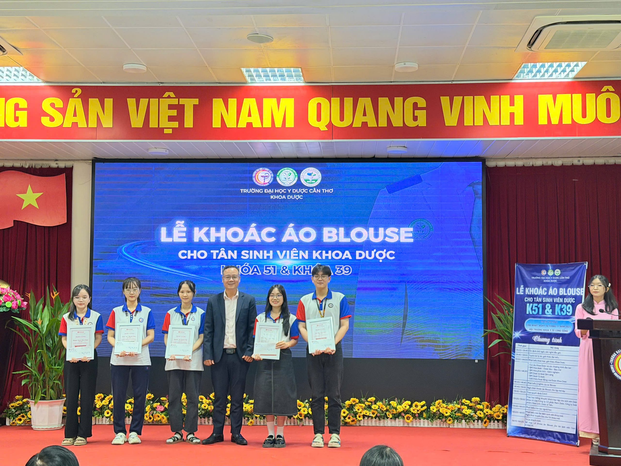 NAM DƯỢC TIẾP TỤC TRAO HỌC BỔNG, ĐỒNG HÀNH CÙNG NỖ LỰC CỦA SINH VIÊN ĐẠI HỌC Y DƯỢC CẦN THƠ