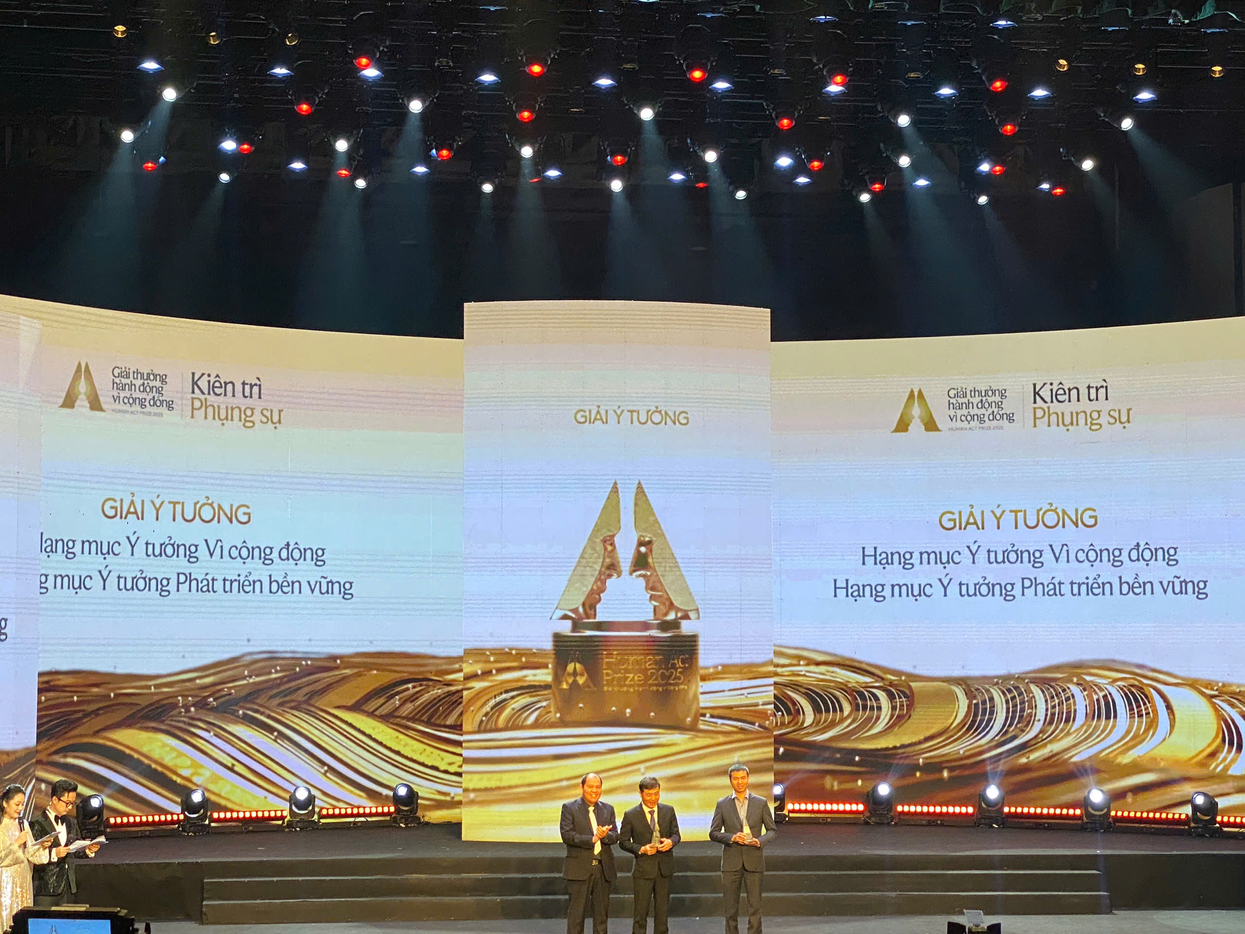 NAM DƯỢC VINH DỰ NHẬN GIẢI THƯỞNG “Ý TƯỞNG PHÁT TRIỂN BỀN VỮNG” TẠI HUMAN ACT PRIZE 2025